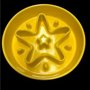 LE TAUCI Ceramic Slow Feeder Dog Bowl in the star yellow design
